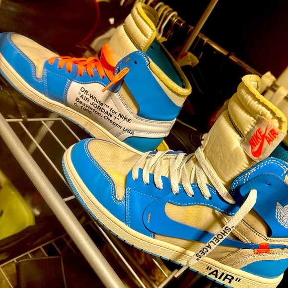 I am selling a worn pair of Air Jordan retro 1s x "off white" UNC - Picture 1 of 3